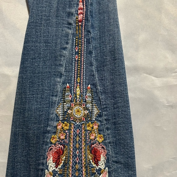 DRIFTWOOD Blue Jeans with Floral Embroidery 31P - Picture 6 of 13